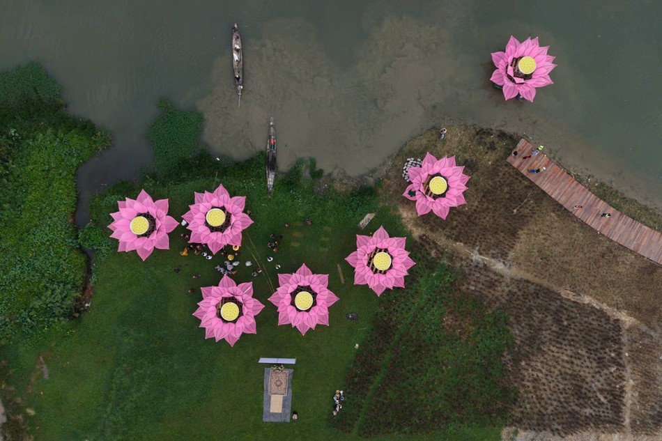 Hạ thủy 7 hoa sen trên dòng Hương giang kính mừng Đại lễ Phật đản Phật lịch 2569