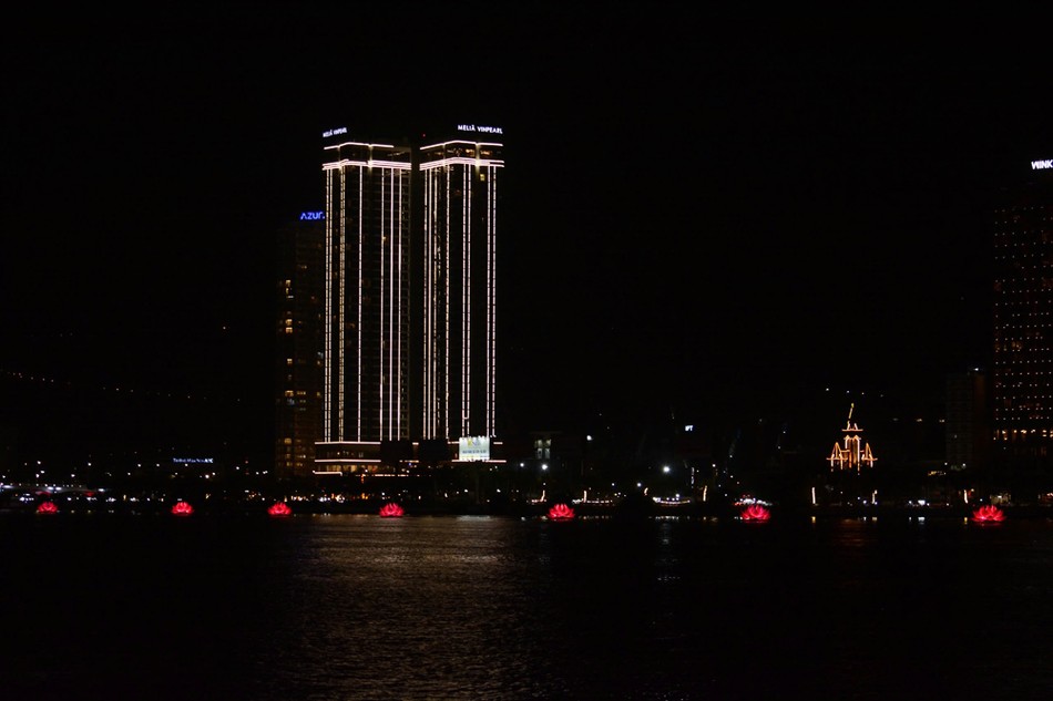 7 đóa sen hồng được thắp sáng trên sông Hàn, tối mùng 8-4 ÂL