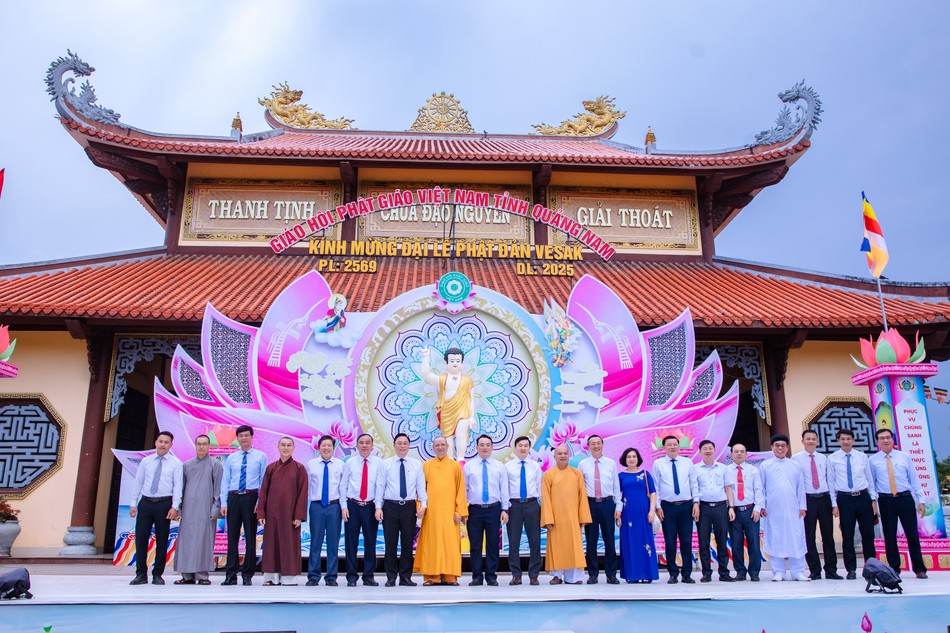 Lưu niệm tại Lễ đài Phật đản của Ban Trị sự GHPGVN tỉnh Quảng Nam được thiết trí tại chùa Đạo Nguyên