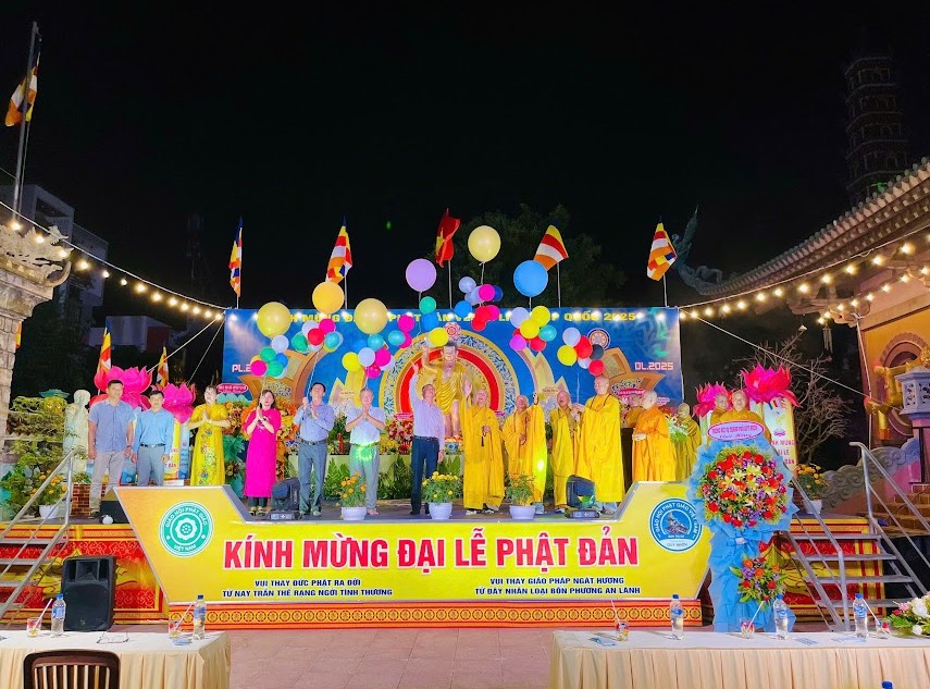 Thả bong bóng mang thông điệp hòa bình