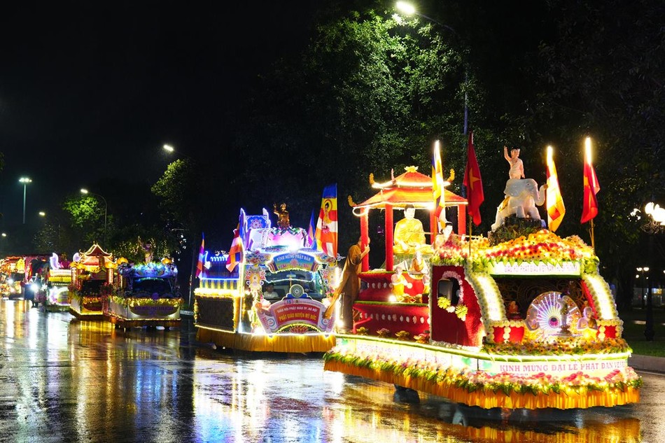 [Ảnh] Phật giáo TP.Hà Nội diễu hành xe hoa, lan tỏa ánh sáng Chánh pháp giữa đời thường