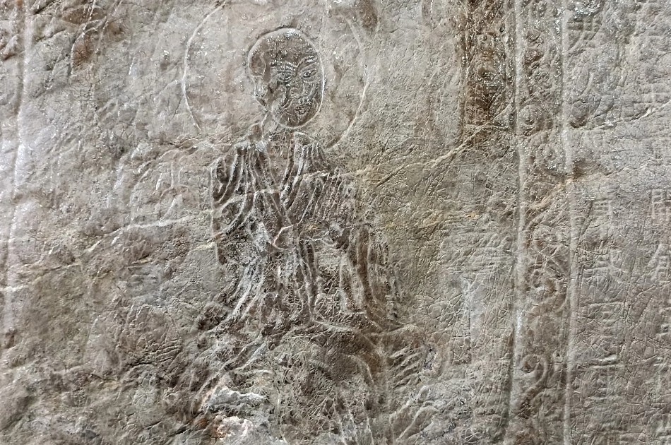 Cận cảnh một bức vẽ hình La-hán vào vách đá đặc biệt nhất nước ta hiện nay, đang bị mờ đi theo thời gian - Ảnh: Thái Bá