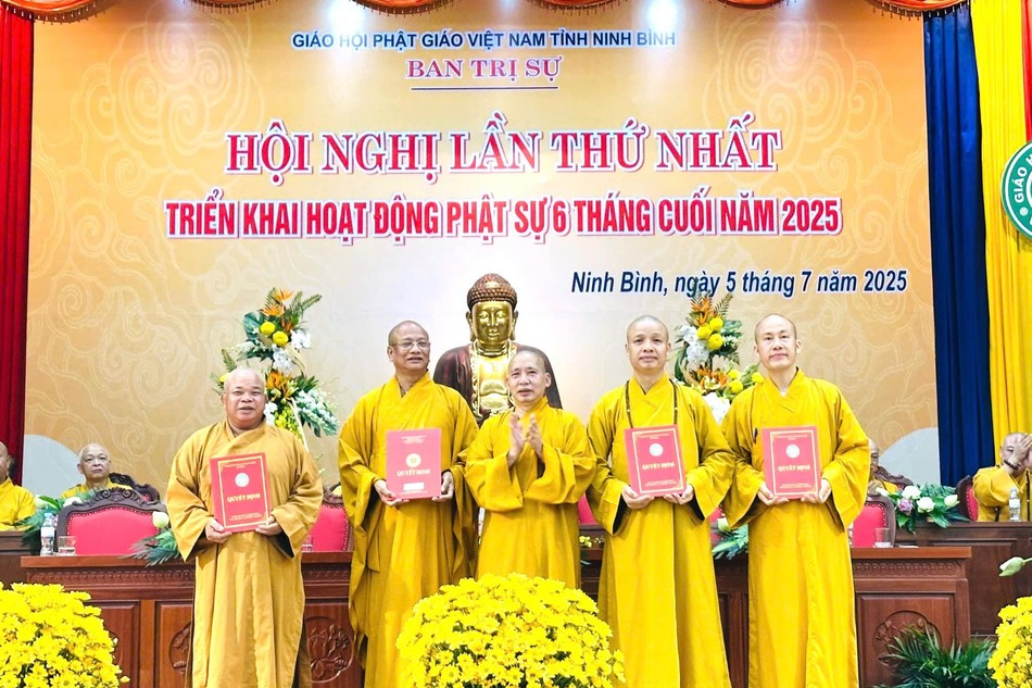 Trao quyết định đến chư tôn đức lãnh đạo Ban Trị sự GHPGVN tỉnh Ninh Bình, nhiệm kỳ 2022-2027