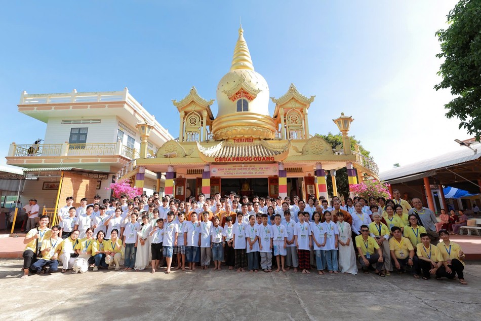 Hơn 100 bạn trẻ tại địa phương về chùa Phước Quang tham dự khóa tu