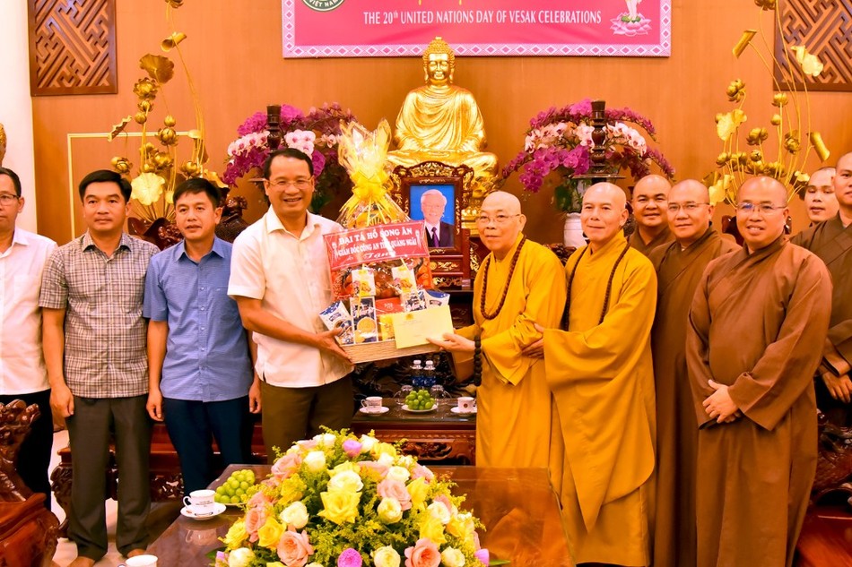 Đoàn Công an tỉnh Quảng Ngãi thăm, tặng quà Hòa thượng Thích Quảng Xả cùng chư tôn đức Ban Trị sự GHPGVN tỉnh