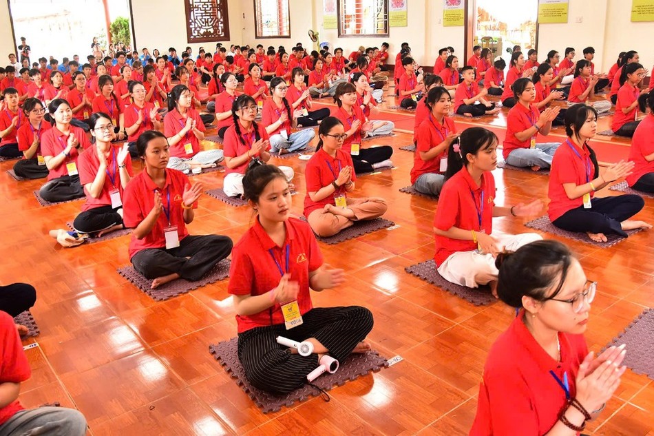 Các bạn Thanh thiếu niên tham dự khóa tu mùa hè với chủ đề "Nuôi con khôn lớn" được tổ chức lần đầu tiên tại chùa Huệ Chiếu