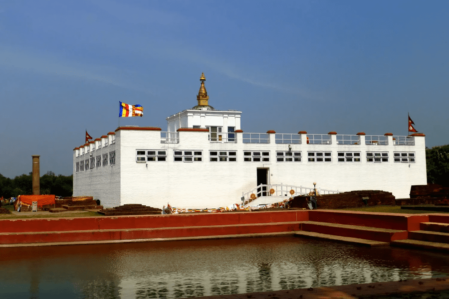 Các thắng tích về Đức Phật và đạo Phật hiện hữu trên một diện tích rộng lớn, từ phía Bắc Ấn Độ đến Nepal, trong đó đền Maha Devi uy nghiêm và được sùng kính nhất