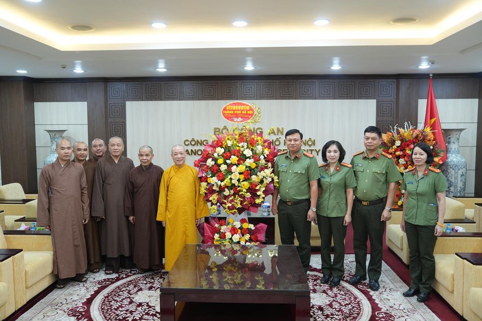 Tặng hoa chúc mừng đến Công an TP.Hà Nội nhân kỷ niệm 80 năm Ngày truyền thống Lực lượng Công an Nhân dân 