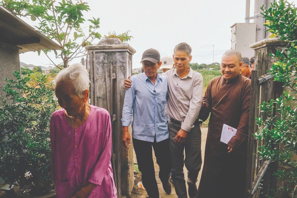 Thầy Diệp Bảo Hiền (Thích Đức Nguyên) đa tác vụ trong việc tham gia tổ chức sản xuất chương trình Như chưa hề có cuộc chia ly - Ảnh: NVCC