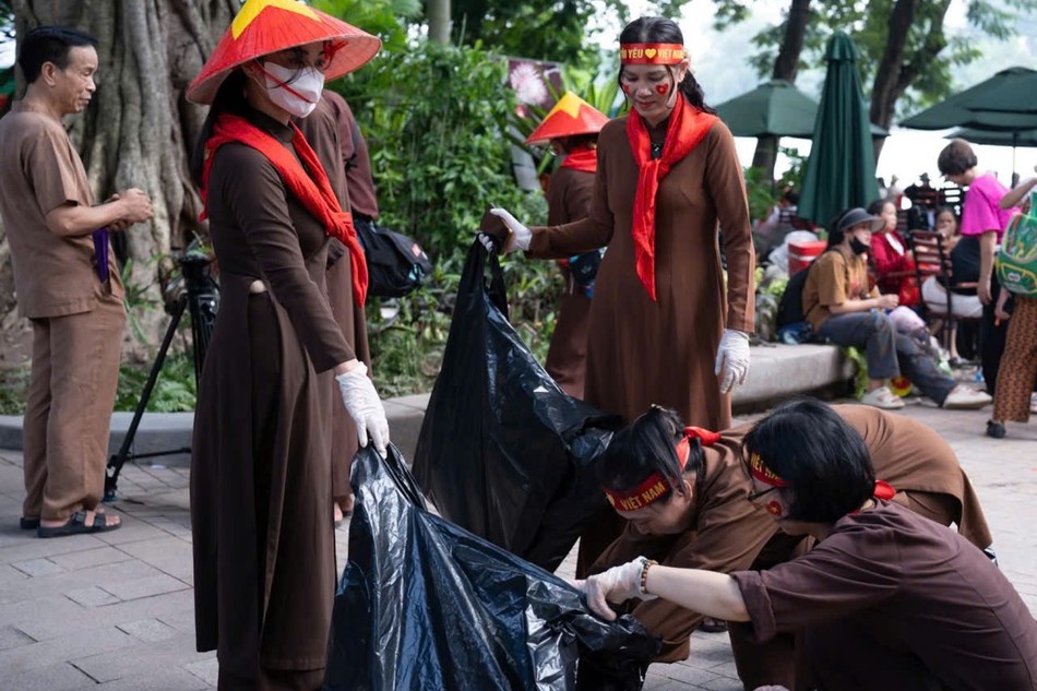 Phật tử chùa Khai Nguyên cần mẫn quét dọn và hốt rác, làm sạch đẹp quanh khu vực Hồ Gươm
