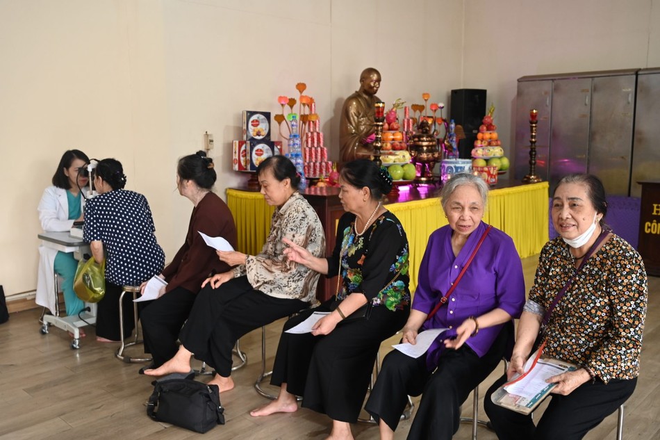 Bệnh viện Mắt Hà Nội – Hải Phòng khám mắt từ thiện cho người dân tại chùa Hưng Long và Linh Quang