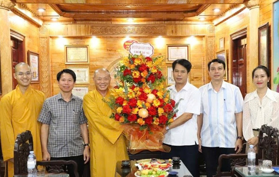 Ban Tuyên giáo và Dân vận Tỉnh ủy Thanh Hóa tặng hoa chúc mừng Ban Trị sự GHPGVN tỉnh nhân Đại lễ Vu lan Phật lịch 2569