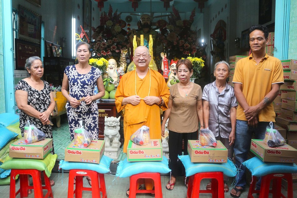 Chùa Long Vân (P.Chánh Hưng) trao 400 phần quà từ thiện