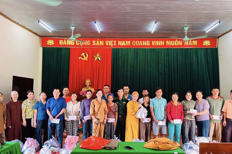 Đại đức Thích Tâm Ngọc và các thành viên trong đoàn từ thiện trao quà đến các hộ dân