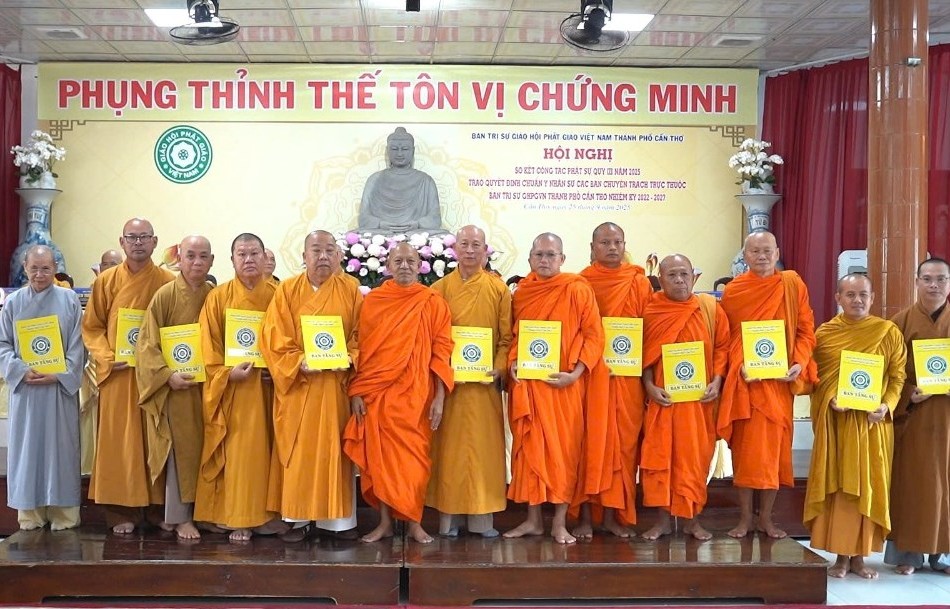 Trao quyết định chuẩn y nhân sự đến chư tôn đức các ban chuyên trách trực thuộc Ban Trị sự GHPGVN TP.Cần Thơ
