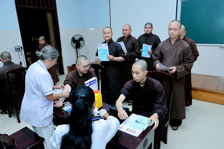 Khám bệnh, chăm sóc sức khỏe Tăng Ni sinh đang tu học nội trú là hoạt động thường niên do Học viện Phật giáo VN tại TP.HCM phối hợp tổ chức