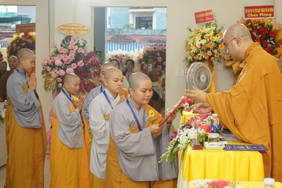 Trao Bằng tốt nghiệp đến Ni sinh Trường Trung cấp Phật học Đà Nẵng