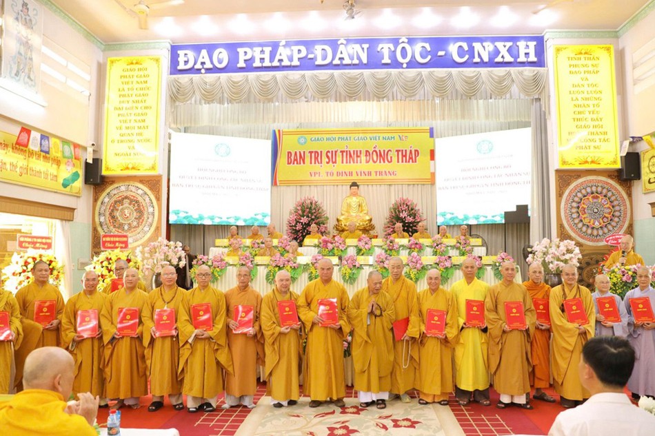 Trưởng lão Hòa thượng Thích Thiện Pháp trao quyết định đến chư tôn đức trong Ban Thường trực Ban Trị sự GHPGVN tỉnh Đồng Tháp