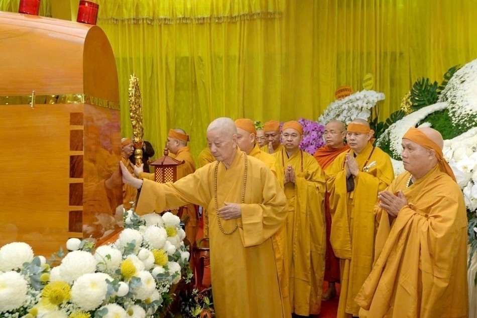 Đức Pháp chủ GHPGVN tưởng niệm Trưởng lão Hòa thượng Thích Trí Tịnh - Phó Pháp chủ Hội đồng Chứng minh - Ảnh: Bảo Toàn/BGN