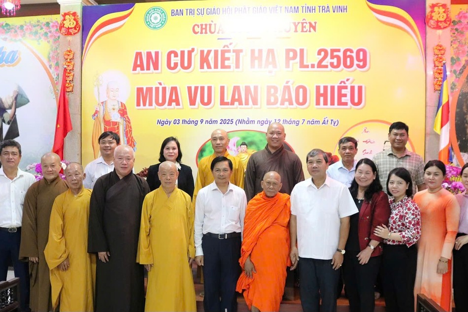 Đoàn công tác chụp ảnh lưu niệm cùng chư tôn đức Ban Trị sự GHPGVN tỉnh Vĩnh Long tại chùa Lưỡng Xuyên