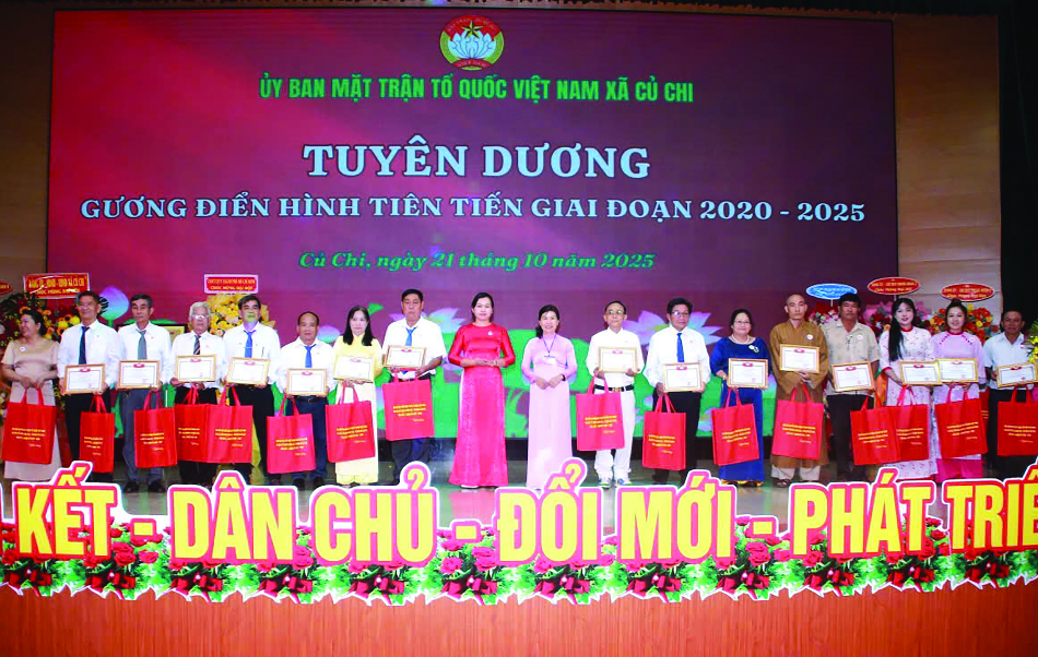 Đại đức Thích Thiện Nghĩa nhận Bằng tuyên dương "Gương điển hình tiên tiến" do Ủy ban MTTQVN xã Củ Chi (TP.HCM) trao tặng