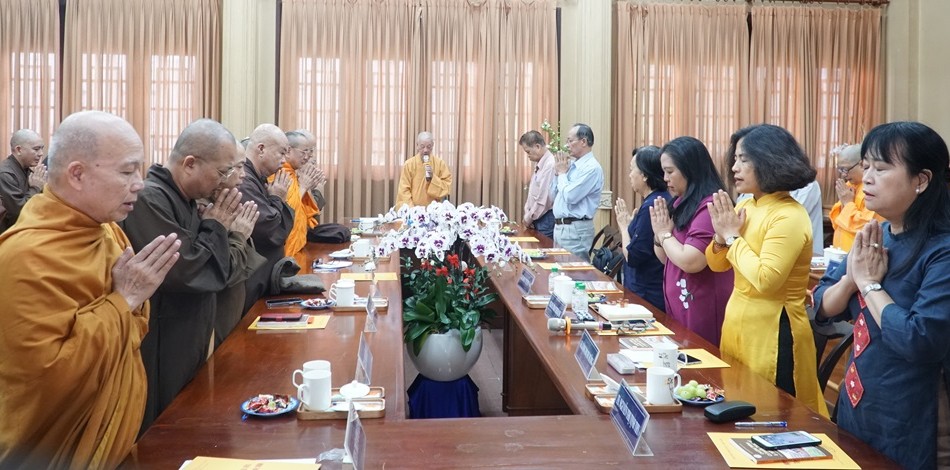 Niệm Phật cầu gia hộ trước phiên họp - Ảnh: Quảng Hậu/BGN