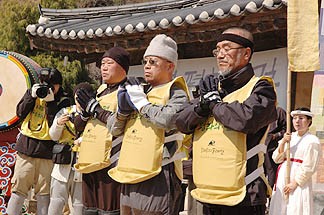 Hàn Quốc: Hai Linh mục & một Tỳ-kheo thực hiện chuyến hành hương "Tam bộ nhất bái"