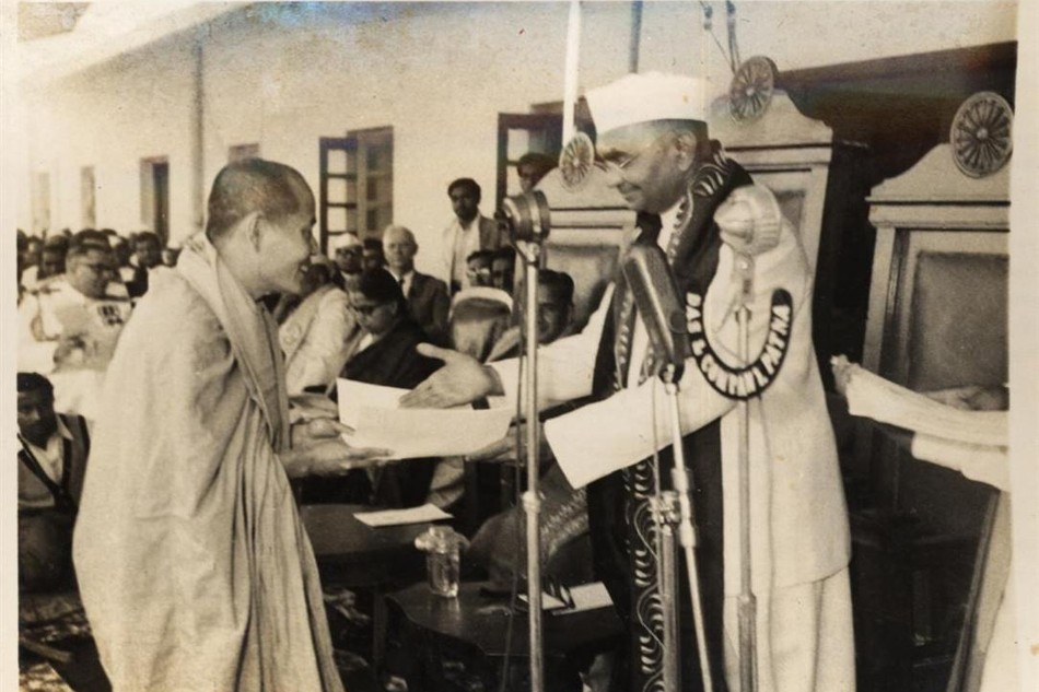 Hoà thượng Thích Minh Châu nhận văn bằng tiến sĩ tại Đại học Bihar do Tổng thống Ấn Độ trao tặng - Ảnh tư liêu GN