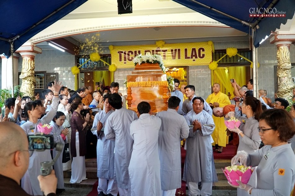 Trà-tỳ kim quan Trưởng lão Hòa thượng Thích Quảng Độ