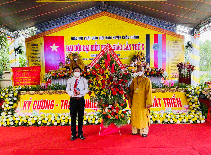 Lãnh đạo Huyện ủy huyện Châu Thành tặng hoa chúc mừng đại hội