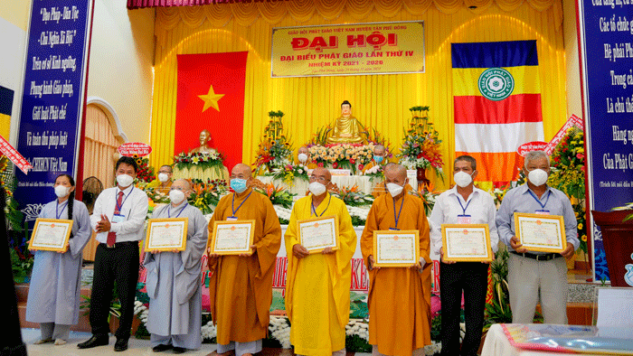 Lãnh đạo huyện trao Bằng khen đến Tăng Ni, Phật tử thuộc Ban Trị sự Phật giáo huyện đã tích cực trong hoạt động Phật sự
