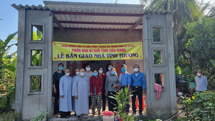 Phân ban Ni giới GHPGVN tỉnh Tiền Giang bàn giao 2 căn nhà tình thương tại huyện Gò Công Tây