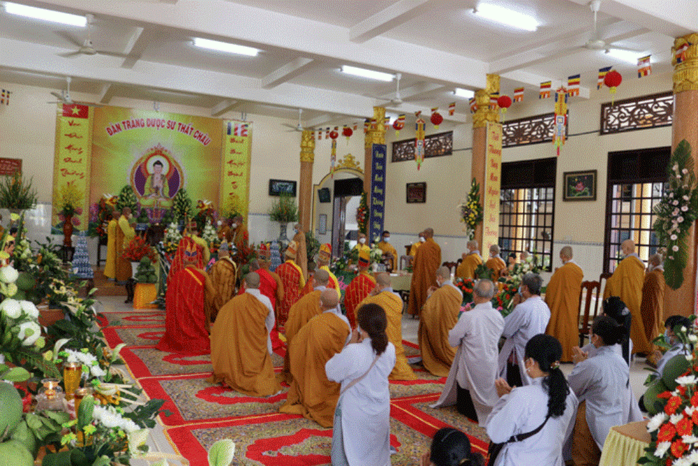 Quang cảnh pháp hội Dược Sư thất châu tại chùa Linh Phong