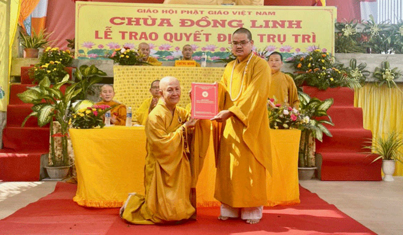 Đại đức Thích Huệ Thành nhận quyết định bổ nhiệm trụ trì chùa Đồng Linh