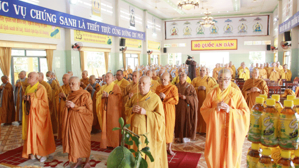 Chư tôn đức GHPGVN tỉnh Tiền Giang niêm hương tưởng niệm Đức Phật hoàng Trần Nhân Tông