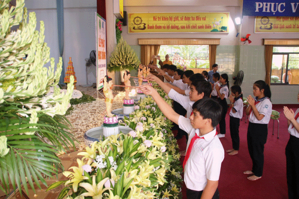 Các em học sinh thực hiện Tắm Phật kính mừng Phật đản 