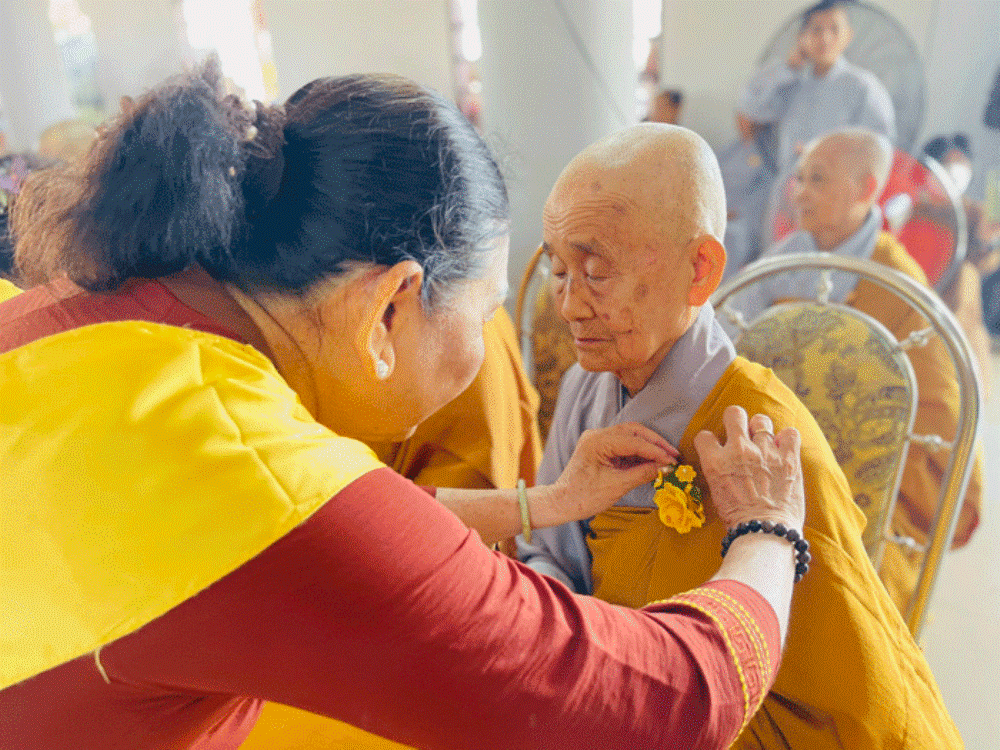 Phật tử cài hoa hồng vàng trong Đại lễ Vu lan - Báo hiếu tại chùa Khánh Quới