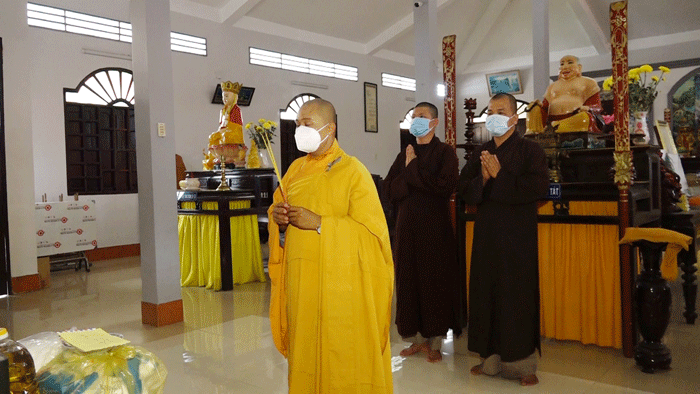 Chư tôn đức Thường trực Ban Trị sự Phật giáo thị xã Cai Lậy niêm hương Tam bảo