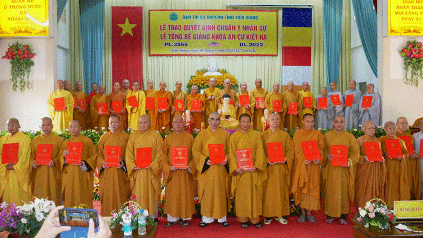 Thành viên Ban Trị sự GHPGVN tỉnh Tiền Giang nhận quyết định chuẩn y nhân sự của Hội đồng Trị sự GHPGVN