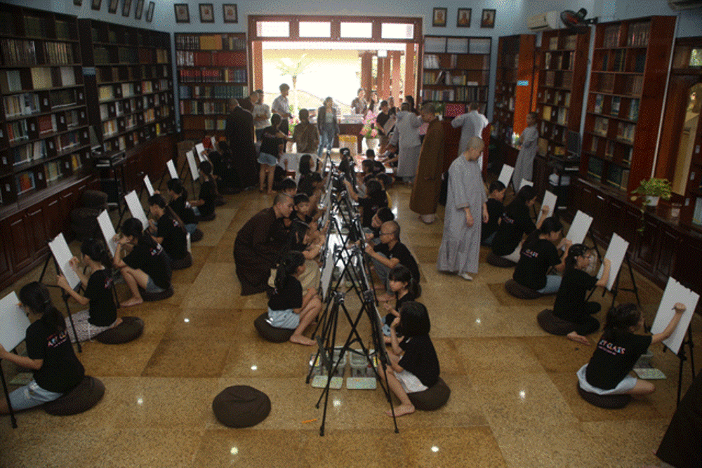 Học sinh trải nghiệm ngoại khóa tại Thư viện Trường Trung cấp Phật học tỉnh Bình Định