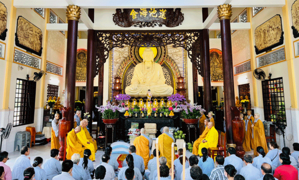 Thường trực Ban Trị sự huyện, Tăng Ni và Phật tử đến thăm, cúng dường các trường hạ