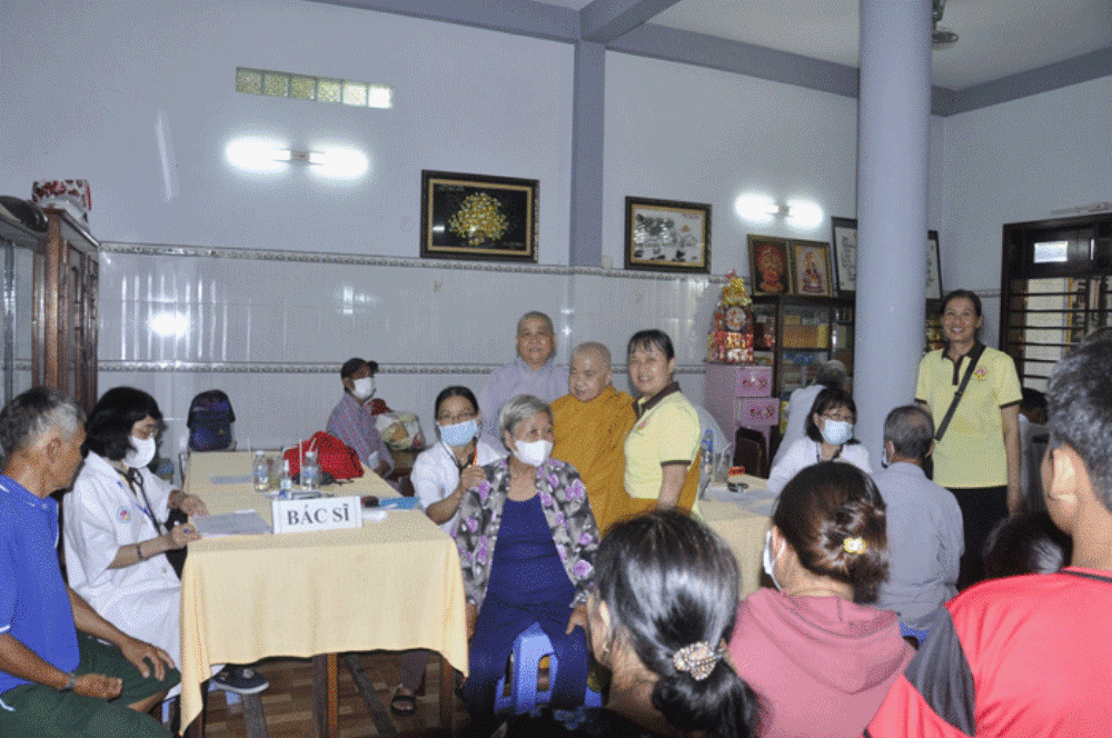 Đoàn y bác sĩ khám bệnh cho người nghèo tại chùa Hội Phước, xã Tân Thanh