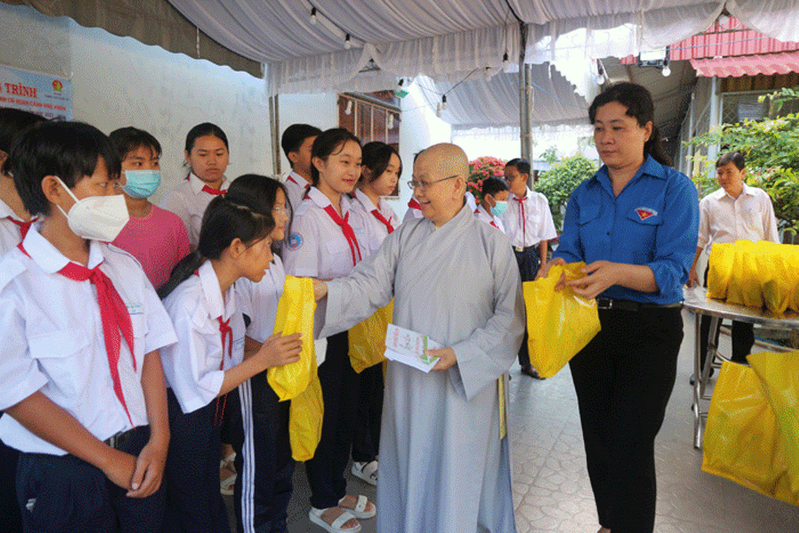 Ni sư Thích nữ Như Trang trao quà đến học sinh