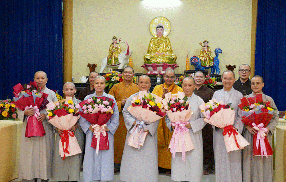 Chư Ni và các Ni sinh được chư Tăng tặng hoa chúc mừng nhân ngày Phụ nữ Việt Nam
