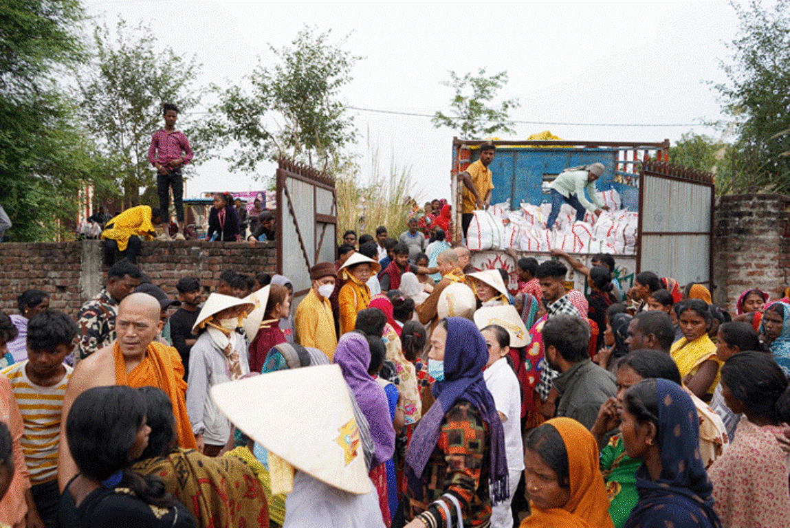 Đoàn Ban Trị sự GHPGVN tỉnh Tiền Giang trao quà tại làng Bakrour (Ấn Độ)