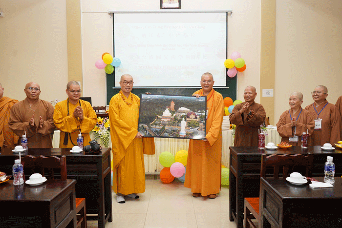 Thượng tọa Thích Quảng Lộc trao quà lưu niệm đến đoàn Học viện Phật giáo Viên Quang