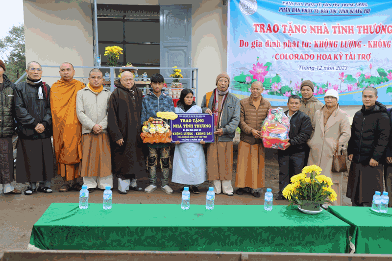 Chư tôn đức bàn giao nhà mới kịp đón Tết của gia đình Phật tử 