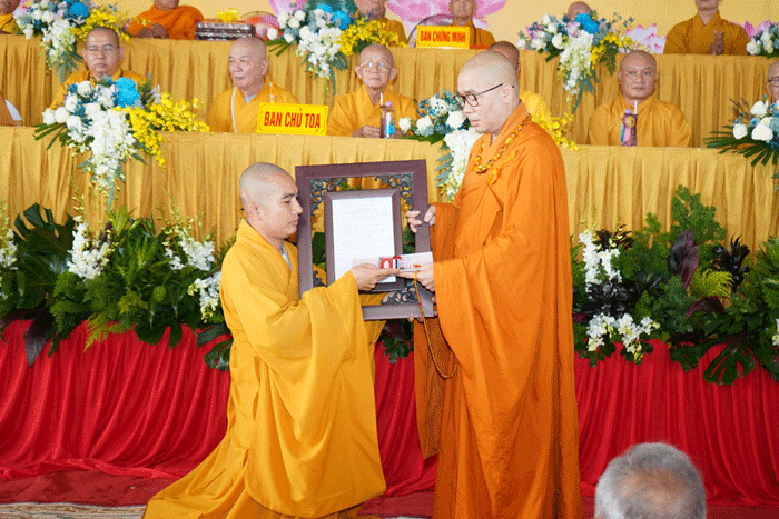 Thượng tọa Thích Quảng Lộc trao quyết định trụ trì chùa Bửu Toàn