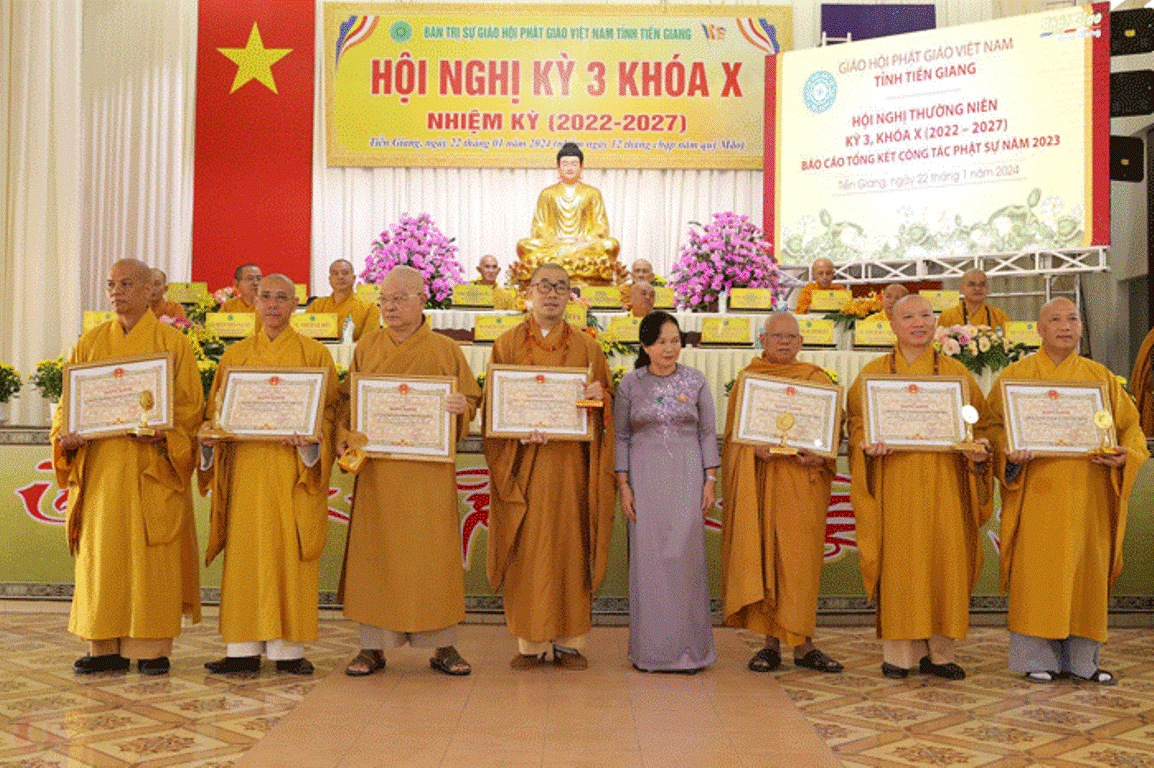 Bà Bùi Thị Mai trao Bằng khen của UBND tỉnh Tiền Giang đến chư tôn đức