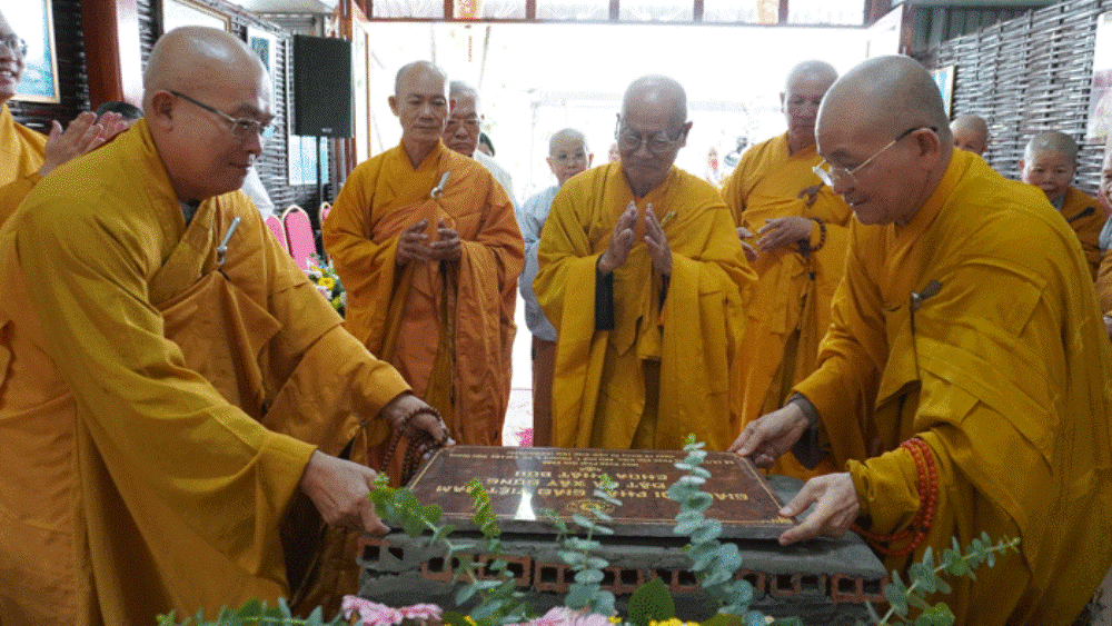 Chư tôn đức đặt đá khởi công xây dựng giảng đường và trai đường chùa Phật Bửu Ni 